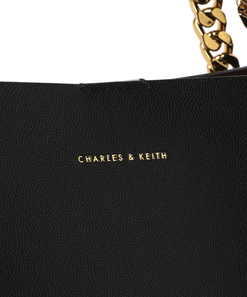 CHARLES & KEITH（チャールズ & キース）の「オーバーサイズチェーンストラップバッグ / OVERSIZED CHAIN-STRAP BAG（トートバッグ・レディース・ブロンズ/レッド/ブラック・XL）」の10枚目の写真
