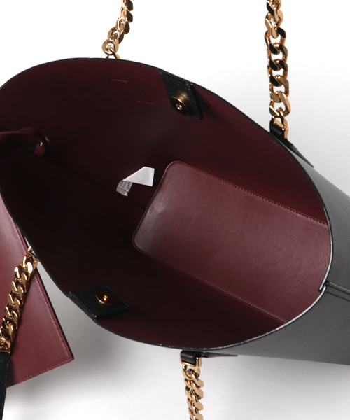 CHARLES & KEITH（チャールズ & キース）の「オーバーサイズチェーンストラップバッグ / OVERSIZED CHAIN-STRAP BAG（トートバッグ・レディース・ブロンズ/レッド/ブラック・XL）」の11枚目の写真