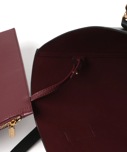 CHARLES & KEITH（チャールズ & キース）の「オーバーサイズチェーンストラップバッグ / OVERSIZED CHAIN-STRAP BAG（トートバッグ・レディース・ブロンズ/レッド/ブラック・XL）」の12枚目の写真