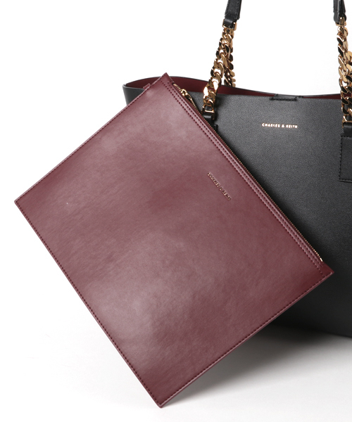 CHARLES & KEITH（チャールズ & キース）の「オーバーサイズチェーンストラップバッグ / OVERSIZED CHAIN-STRAP BAG（トートバッグ・レディース・ブロンズ/レッド/ブラック・XL）」の13枚目の写真