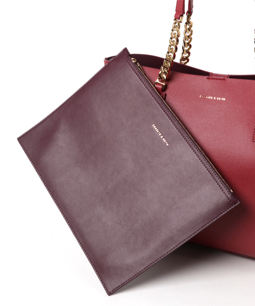 CHARLES & KEITH（チャールズ & キース）の「オーバーサイズチェーンストラップバッグ / OVERSIZED CHAIN-STRAP BAG（トートバッグ・レディース・ブロンズ/レッド/ブラック・XL）」の14枚目の写真