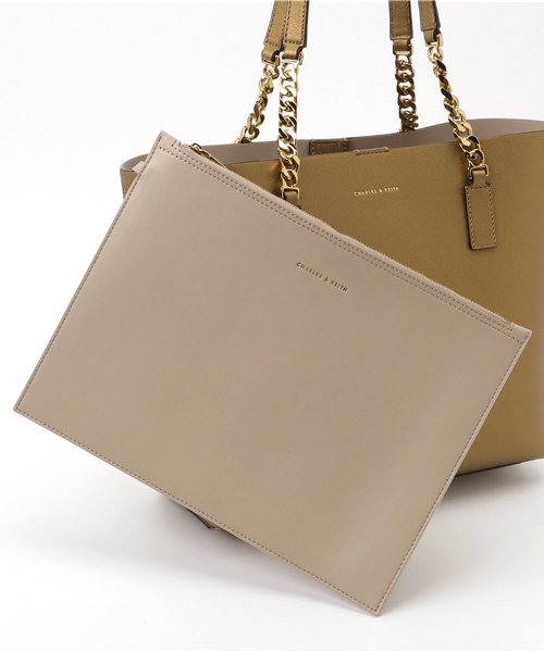 CHARLES & KEITH（チャールズ & キース）の「オーバーサイズチェーンストラップバッグ / OVERSIZED CHAIN-STRAP BAG（トートバッグ・レディース・ブロンズ/レッド/ブラック・XL）」の6枚目の写真