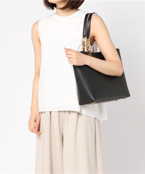 CHARLES & KEITH（チャールズ & キース）の「オーバーサイズチェーンストラップバッグ / OVERSIZED CHAIN-STRAP BAG（トートバッグ・レディース・ブロンズ/レッド/ブラック・XL）」の8枚目の写真