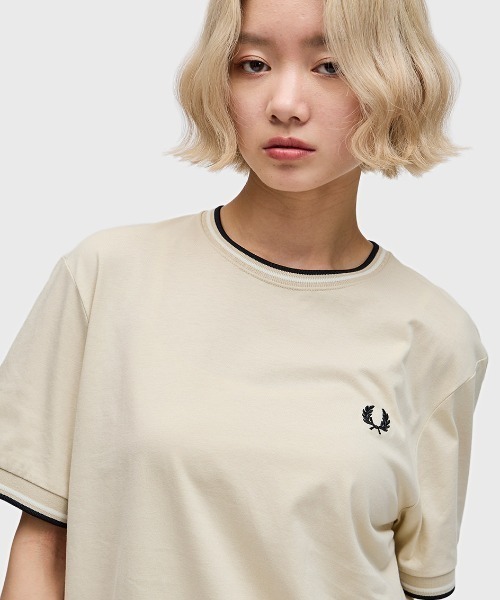 FRED PERRY(フレッドペリー)の「Twin Tipped T-Shirt/ティップラインTシャツ(Tシャツ/カットソー・レディース・その他/ホワイト/グレー/ブラック/ネイビー/ブルーグラス/バーガンディー/グレイッシュブルー/ライム/ダークグレー/ワインレッド/ブルー系その他/ライトグリーン/ベージュ/セージグリーン/ブルー/グリーン/ライトオリーブ/オリーブ/ブラック×ベージュ/ブラウン/アイボリー/オフホワイト/ブルー系その他2/レッド/ボルドー/ピンク/ブルー系その他3/ネイビー系1/カリビアンブルー/ダークグリーン/グレー系その他/ブラウン系その他/ホワイト系/サックスブルー/ネイビー系/ホワイト系その他2/ターコイズブルー/ホワイト系その他/モスグリーン/オートミール/ブラック系その他/ブラウン系その他2/イエロー/グリーン系その他3/グレー系その他2/ブルー系その他4/グリーン系その他4/ネイビー系3/ブルー系その他5/ベージュ系その他2/ブラック系その他3/レッド系その他/ゴールド/グリーン系その他/グリーン系その他2/ネイビー系2/ブラック系その他2/ライトベージュ/ライトブルー/ピンク系その他/ホワイト系その他3/ベージュ系その他・XL/X-LARGE/M/LARGE/S/L/XS/XXL/X-SMALL/SMALL/MEDIUM/XX-LARGE)」の8枚目の写真