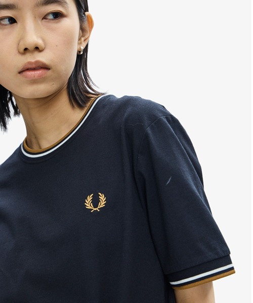 FRED PERRY(フレッドペリー)の「Twin Tipped T-Shirt/ティップラインTシャツ(Tシャツ/カットソー・レディース・その他/ホワイト/グレー/ブラック/ネイビー/ブルーグラス/バーガンディー/グレイッシュブルー/ライム/ダークグレー/ワインレッド/ブルー系その他/ライトグリーン/ベージュ/セージグリーン/ブルー/グリーン/ライトオリーブ/オリーブ/ブラック×ベージュ/ブラウン/アイボリー/オフホワイト/ブルー系その他2/レッド/ボルドー/ピンク/ブルー系その他3/ネイビー系1/カリビアンブルー/ダークグリーン/グレー系その他/ブラウン系その他/ホワイト系/サックスブルー/ネイビー系/ホワイト系その他2/ターコイズブルー/ホワイト系その他/モスグリーン/オートミール/ブラック系その他/ブラウン系その他2/イエロー/グリーン系その他3/グレー系その他2/ブルー系その他4/グリーン系その他4/ネイビー系3/ブルー系その他5/ベージュ系その他2/ブラック系その他3/レッド系その他/ゴールド/グリーン系その他/グリーン系その他2/ネイビー系2/ブラック系その他2/ライトベージュ/ライトブルー/ピンク系その他/ホワイト系その他3/ベージュ系その他・XL/X-LARGE/M/LARGE/S/L/XS/XXL/X-SMALL/SMALL/MEDIUM/XX-LARGE)」の13枚目の写真