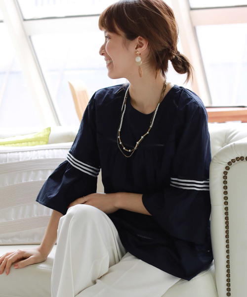 REAL CUBE(リアルキューブ)の「REAL CUBE ボーダーラインはしごレースブラウス(シャツ/ブラウス・レディース・オフホワイト/ネイビー・40/38)」の2枚目の写真