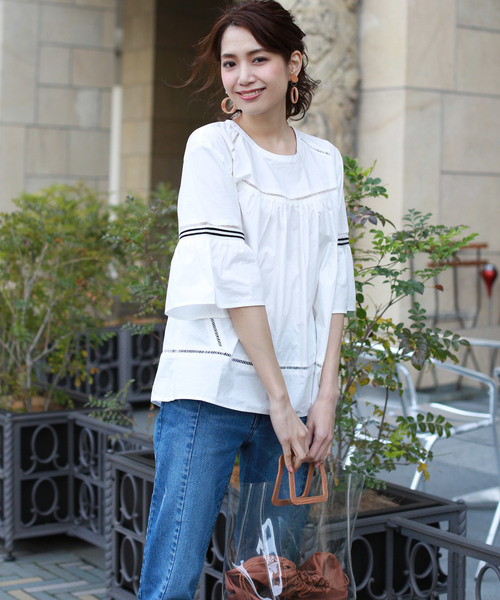 REAL CUBE(リアルキューブ)の「REAL CUBE ボーダーラインはしごレースブラウス(シャツ/ブラウス・レディース・オフホワイト/ネイビー・40/38)」の1枚目の写真