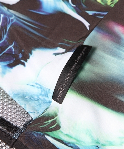 PUMA（プーマ）の「バード カモトップ (WOMEN) - PUMA by hussein chalayan（Tシャツ/カットソー・レディース・マルチ・SMALL/X-SMALL/XX-SMALL/MEDIUM）」の8枚目の写真