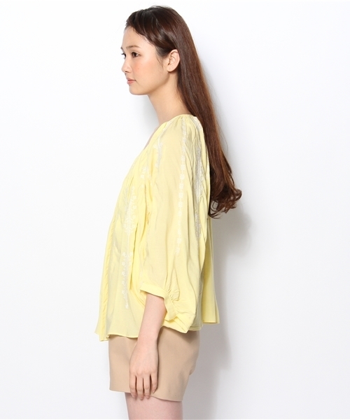 BEAMS LIGHTS Women's（ビームスライツ ウィメンズ）の「BEAMS LIGHTS / NEW刺繍ドルマン ブラウス（シャツ/ブラウス・レディース・ホワイト/イエロー・ONE SIZE）」の4枚目の写真