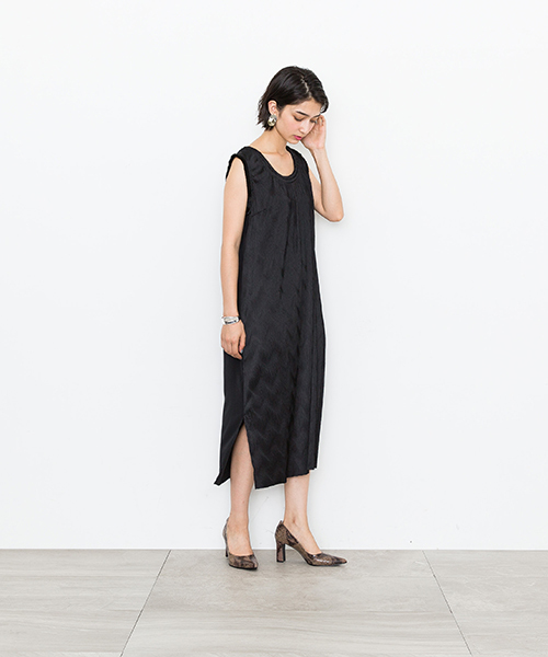 STUDIOUS SELECT（ステュディオスセレクト）の「【muller of yoshiokubo】STUDIOUS　別注ウェーブプリーツOP（ワンピース・レディース・ブラック・38）」の6枚目の写真