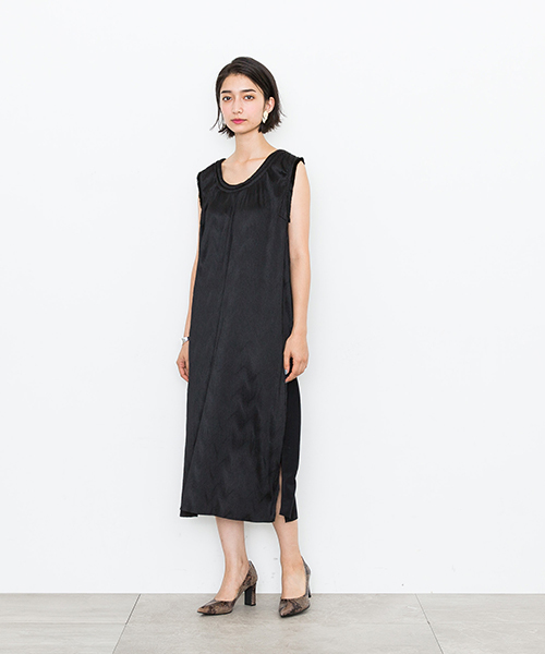 STUDIOUS SELECT（ステュディオスセレクト）の「【muller of yoshiokubo】STUDIOUS　別注ウェーブプリーツOP（ワンピース・レディース・ブラック・38）」の3枚目の写真