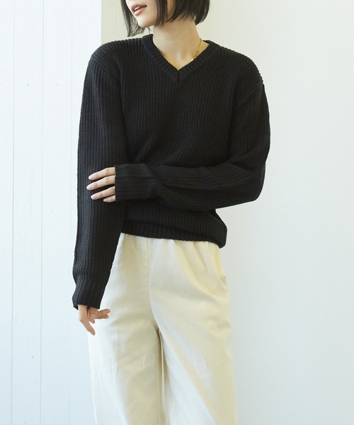 VIBGYOR(ヴィブジョー)の「VIBGYOR Select/畦編みVネックニット(BL)(ニット/セーター・レディース・ブラック/ネイビー/カーキ/アイボリー/ホワイト系その他/ブラック系その他/ブラック系その他2/杢グレー/ベージュ系その他/パープル系その他/ワイン/ブラウン系その他/ベージュ/ブラウン・MEDIUM/LARGE)」の4枚目の写真
