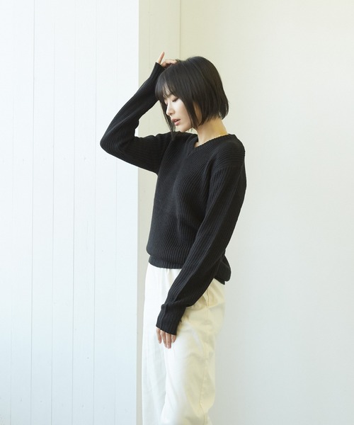 VIBGYOR(ヴィブジョー)の「VIBGYOR Select/畦編みVネックニット(BL)(ニット/セーター・レディース・ブラック/ネイビー/カーキ/アイボリー/ホワイト系その他/ブラック系その他/ブラック系その他2/杢グレー/ベージュ系その他/パープル系その他/ワイン/ブラウン系その他/ベージュ/ブラウン・MEDIUM/LARGE)」の22枚目の写真