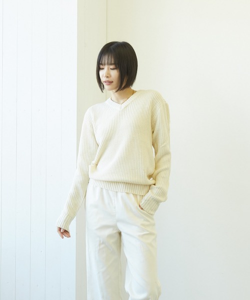 VIBGYOR(ヴィブジョー)の「VIBGYOR Select/畦編みVネックニット(BL)(ニット/セーター・レディース・ブラック/ネイビー/カーキ/アイボリー/ホワイト系その他/ブラック系その他/ブラック系その他2/杢グレー/ベージュ系その他/パープル系その他/ワイン/ブラウン系その他/ベージュ/ブラウン・MEDIUM/LARGE)」の17枚目の写真
