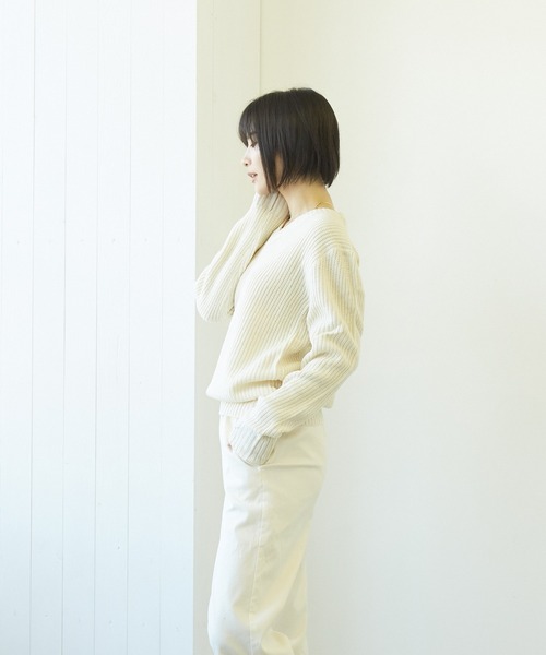 VIBGYOR(ヴィブジョー)の「VIBGYOR Select/畦編みVネックニット(BL)(ニット/セーター・レディース・ブラック/ネイビー/カーキ/アイボリー/ホワイト系その他/ブラック系その他/ブラック系その他2/杢グレー/ベージュ系その他/パープル系その他/ワイン/ブラウン系その他/ベージュ/ブラウン・MEDIUM/LARGE)」の16枚目の写真