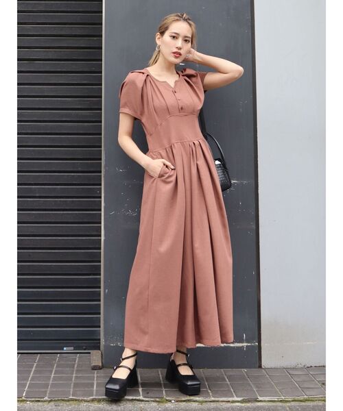 EMODA（エモダ）の「シェイプラインロングドレス（ワンピース・レディース・ブラック/ブラウン/ブルー・FREE）」の4枚目の写真