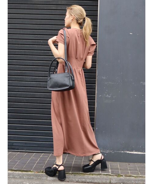 EMODA（エモダ）の「シェイプラインロングドレス（ワンピース・レディース・ブラック/ブラウン/ブルー・FREE）」の11枚目の写真