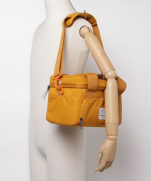 POLeR OUTDOOR STUFF（ポーラーアウトドアスタッフ）の「POLeR OUTDOOR STUFF/ポーラーアウトドアスタッフ　CLASSIC CAMERA COOLER（ショルダーバッグ・レディース・ブラック/マスタード・FREE）」の6枚目の写真