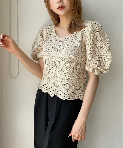 DAIS-Y（デイジー）の「クロシェ編みパフスリーブクロップド丈トップス（Tシャツ/カットソー・レディース・ホワイト/ベージュ・FREE）」の2枚目の写真