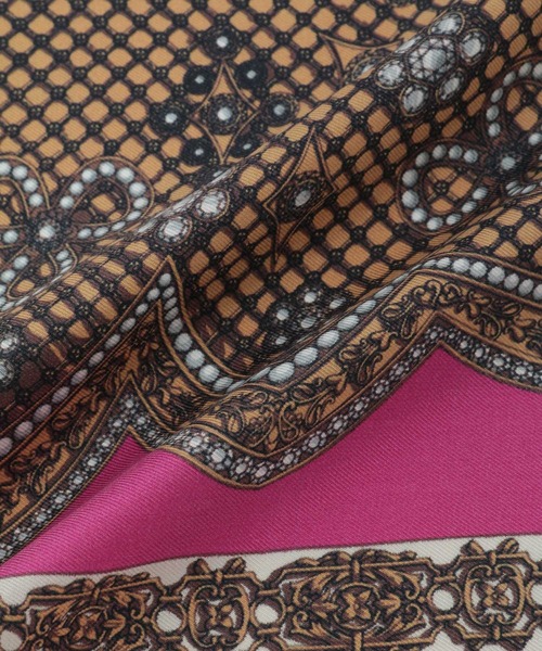 MADEMOISELLE ROPE'(マドモアゼル ロペ)の「ヴィンテージライクシルクスカーフ(バンダナ/スカーフ・レディース・グリーン/ブラウン/ピンク/ネイビー・FREE)」の6枚目の写真