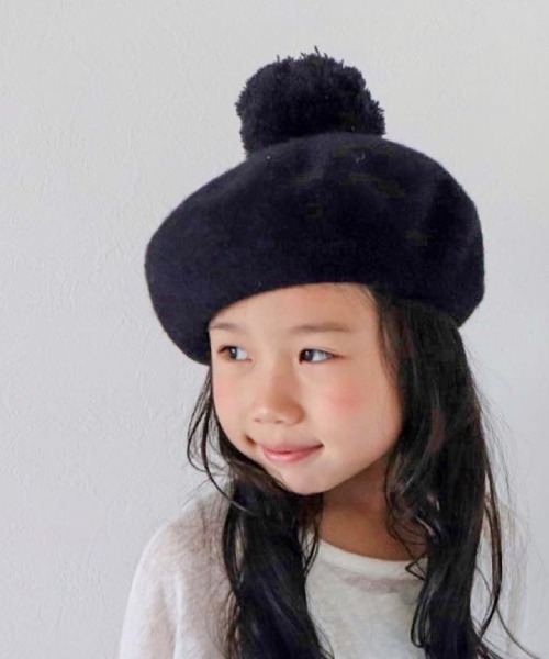 MAKE YOUR DAY（メイクユアデイ）の「梵天付きベレー帽（ハンチング/ベレー帽・キッズ・ブラック/グレー/モカ/アイボリー・48/50/52/54/56）」の2枚目の写真