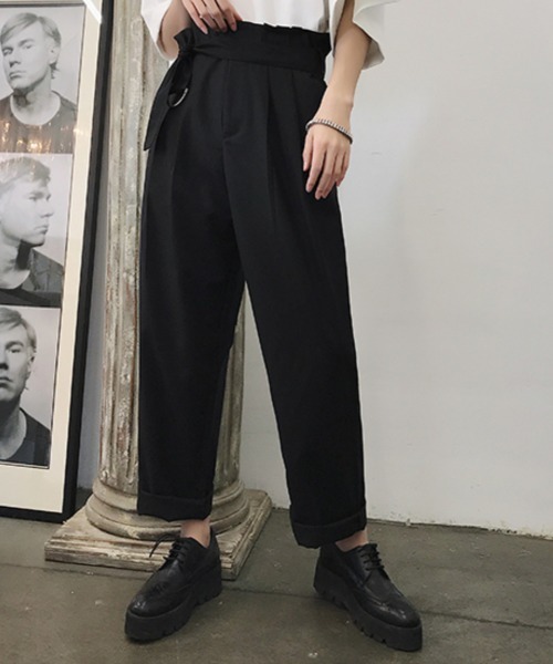 KOR(ケーオーアール)の「ハイウエスト ベルト付き マルチタック ワイドストレートパンツ スラックス(スラックス・メンズ・ブラック・M/L/XL/2XL)」の2枚目の写真