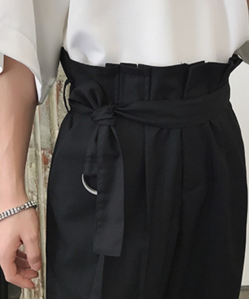 KOR(ケーオーアール)の「ハイウエスト ベルト付き マルチタック ワイドストレートパンツ スラックス(スラックス・メンズ・ブラック・M/L/XL/2XL)」の4枚目の写真