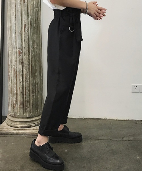 KOR(ケーオーアール)の「ハイウエスト ベルト付き マルチタック ワイドストレートパンツ スラックス(スラックス・メンズ・ブラック・M/L/XL/2XL)」の9枚目の写真