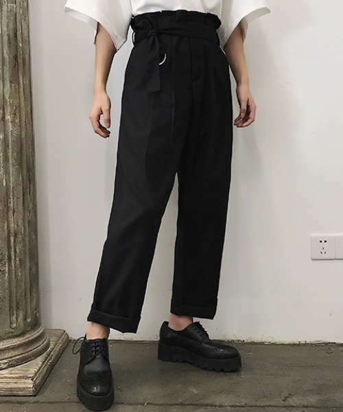 KOR(ケーオーアール)の「ハイウエスト ベルト付き マルチタック ワイドストレートパンツ スラックス(スラックス・メンズ・ブラック・M/L/XL/2XL)」の3枚目の写真