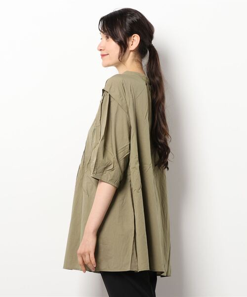 Samansa Mos2（サマンサ モスモス）の「ピンタック肩ふらしチュニック（シャツ/ブラウス・レディース・チャコール/ブラウン/マスタード/カーキ/ベージュ・ﾌﾘ-）」の9枚目の写真