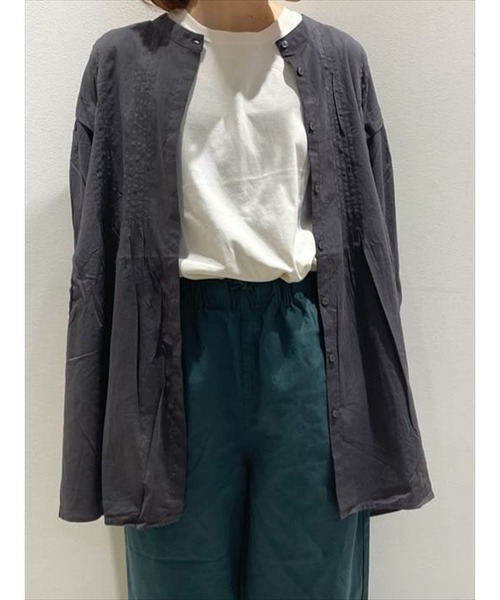 Samansa Mos2（サマンサ モスモス）の「ピンタック肩ふらしチュニック（シャツ/ブラウス・レディース・チャコール/ブラウン/マスタード/カーキ/ベージュ・ﾌﾘ-）」の2枚目の写真