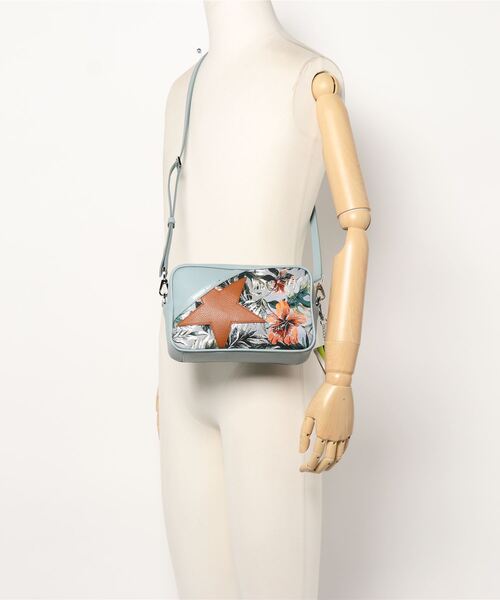 GOLDEN GOOSE(ゴールデングース)の「GOLDEN GOOSE Star Bag/celadon blue leather-flower jacquard front with caramel leather star(ショルダーバッグ・レディース・スカイブルー系・ONE SIZE)」の8枚目の写真