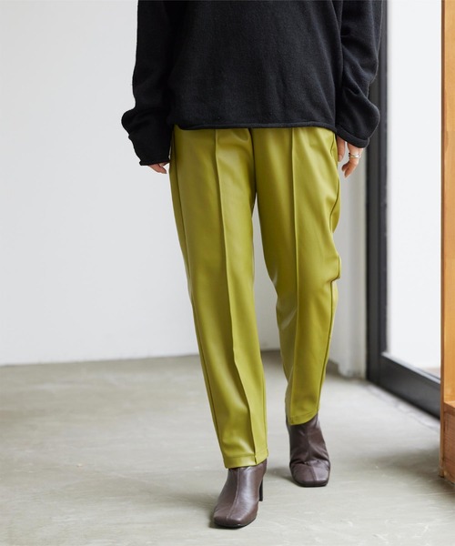 titivate(ティティベイト)の「フェイクレザーテーパードパンツ(その他パンツ・レディース・ブラック/ブルー/グリーン/アイボリー/モカ・M)」の5枚目の写真