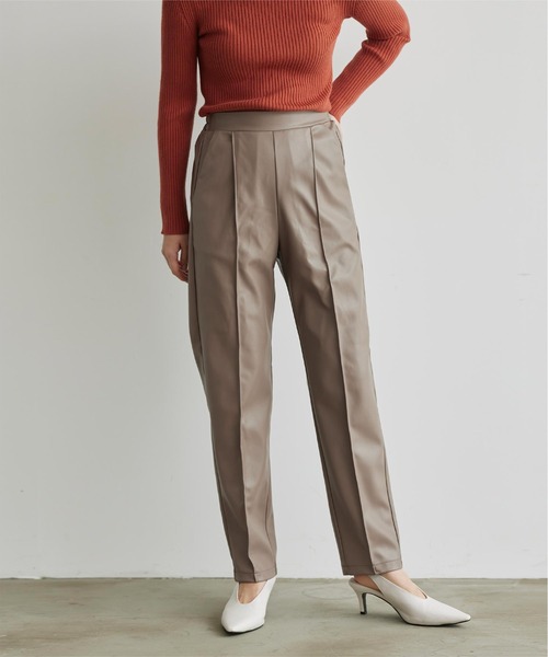 titivate(ティティベイト)の「フェイクレザーテーパードパンツ(その他パンツ・レディース・ブラック/ブルー/グリーン/アイボリー/モカ・M)」の4枚目の写真