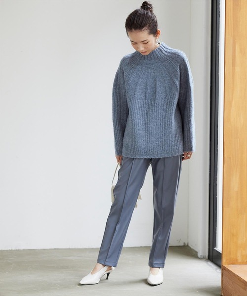 titivate(ティティベイト)の「フェイクレザーテーパードパンツ(その他パンツ・レディース・ブラック/ブルー/グリーン/アイボリー/モカ・M)」の12枚目の写真