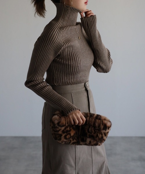 r.（アールドット）の「プレーティングリブニット シームレスタートル PO（ニット/セーター・レディース・アイボリー/バーガンディー/グレイッシュベージュ/グリーン/ブラック/カーキ/ダークオレンジ・FREE）」の9枚目の写真