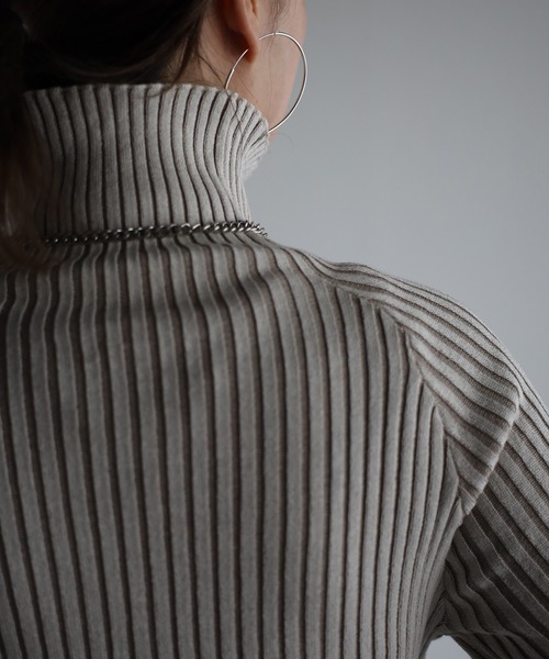 r.（アールドット）の「プレーティングリブニット シームレスタートル PO（ニット/セーター・レディース・アイボリー/バーガンディー/グレイッシュベージュ/グリーン/ブラック/カーキ/ダークオレンジ・FREE）」の13枚目の写真