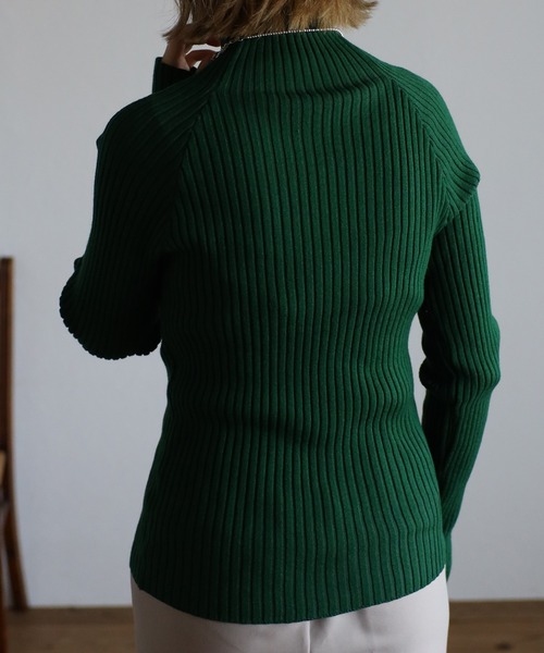 r.（アールドット）の「プレーティングリブニット シームレスタートル PO（ニット/セーター・レディース・アイボリー/バーガンディー/グレイッシュベージュ/グリーン/ブラック/カーキ/ダークオレンジ・FREE）」の21枚目の写真