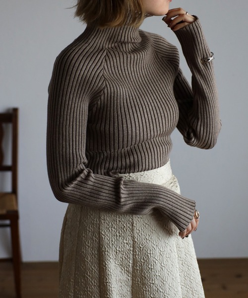 r.（アールドット）の「プレーティングリブニット シームレスタートル PO（ニット/セーター・レディース・アイボリー/バーガンディー/グレイッシュベージュ/グリーン/ブラック/カーキ/ダークオレンジ・FREE）」の22枚目の写真