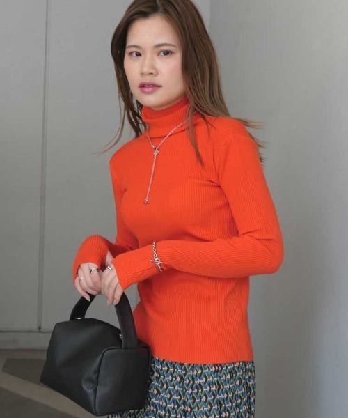 CORNERS（コーナーズ）の「指穴開きリブニットタートル（ニット/セーター・レディース・オレンジ/ブルー/ピンク/ブラック/ホワイト/グリーン/サックスブルー/スモークピンク・M）」の8枚目の写真