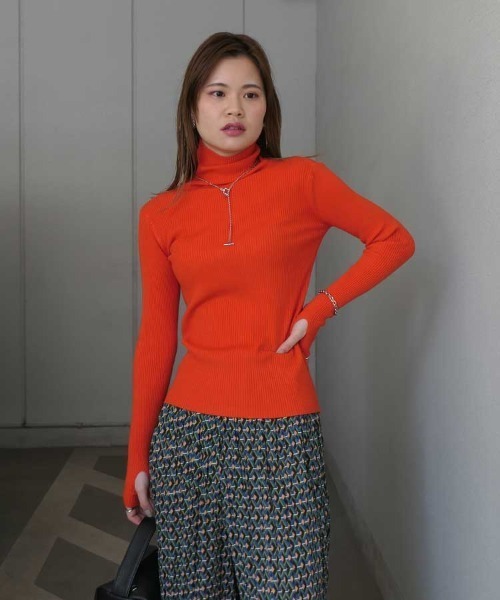 CORNERS（コーナーズ）の「指穴開きリブニットタートル（ニット/セーター・レディース・オレンジ/ブルー/ピンク/ブラック/ホワイト/グリーン/サックスブルー/スモークピンク・M）」の10枚目の写真
