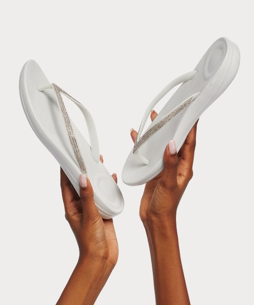 fitflop(フィットフロップ)の「【fitflop/フィットフロップ】 IQUSHION SPARKLE ビーチサンダル/サンダル(サンダル・レディース・ブラック/クリーム/グレー/グレー系その他/ベージュ系その他・US6/US7/US5/US8)」の2枚目の写真