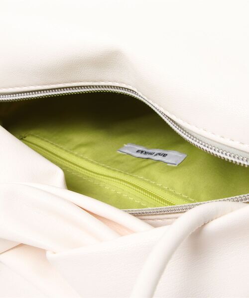 Green　Parks（グリーンパークス）の「2WAY ねじりハンドルスクエアボストン（ショルダーバッグ・レディース・ホワイト/チャコールグレー/グリーン系その他3・FREE）」の17枚目の写真