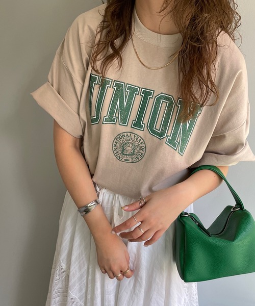 DISCOAT（ディスコート）の「《WEB限定》【ユニセックス】サークルカレッジロゴ半袖Tシャツ（Tシャツ/カットソー・レディース・ベージュ/ネイビー/ホワイト×レッド/ホワイト×ネイビー・FREE）」の4枚目の写真