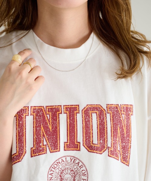 DISCOAT（ディスコート）の「《WEB限定》【ユニセックス】サークルカレッジロゴ半袖Tシャツ（Tシャツ/カットソー・レディース・ベージュ/ネイビー/ホワイト×レッド/ホワイト×ネイビー・FREE）」の21枚目の写真