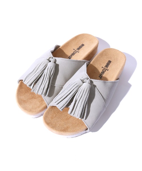 Minnetonka(ミネトンカ)の「MINNETONKA/ミネトンカ Mila スエード タッセル フラット サンダル(サンダル・レディース・ブラック/シルバーグレー/ベージュ・5/6/7/8)」の2枚目の写真