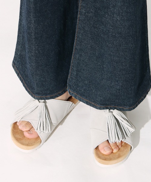 Minnetonka(ミネトンカ)の「MINNETONKA/ミネトンカ Mila スエード タッセル フラット サンダル(サンダル・レディース・ブラック/シルバーグレー/ベージュ・5/6/7/8)」の14枚目の写真