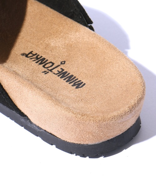 Minnetonka(ミネトンカ)の「MINNETONKA/ミネトンカ Mila スエード タッセル フラット サンダル(サンダル・レディース・ブラック/シルバーグレー/ベージュ・5/6/7/8)」の4枚目の写真