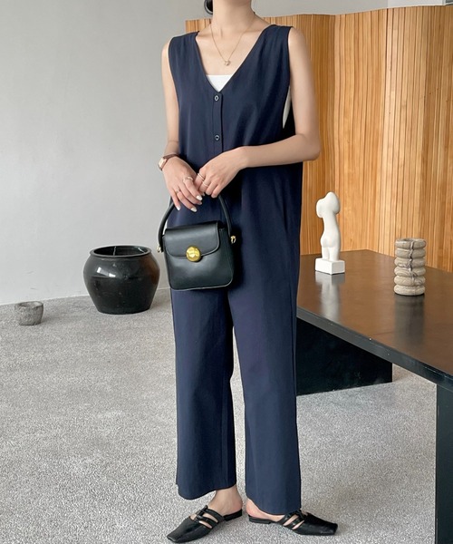 emi+(エミプラス)の「Vネックワイドサロペット(サロペット/オーバーオール・レディース・ホワイト/ブラック/ネイビー・S/M/L/XL)」の3枚目の写真