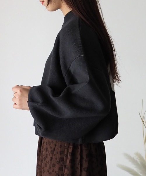 Riberry(リベリー)の「ショート丈バックロゴニットプルオーバー(ニット/セーター・レディース・オフホワイト/チャコールグレー/パープル・MEDIUM)」の6枚目の写真